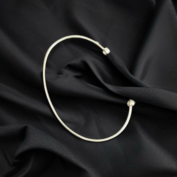 Forevermark Icon™ Open Bangle - 18k White Gold / 0.15 ctw Bracelet - Picture 3 of 7